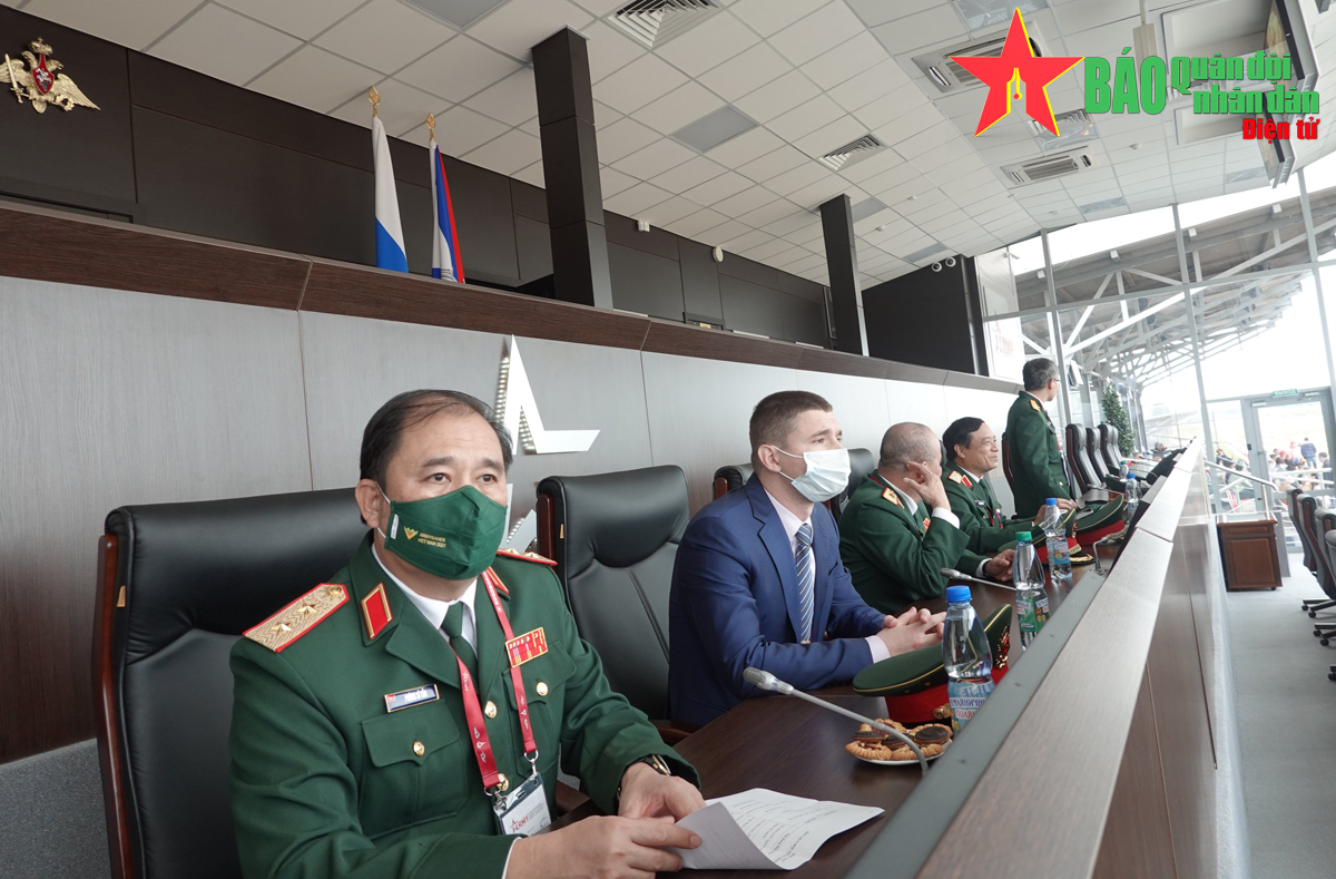 Trung tướng Phùng Sĩ Tấn tới theo dõi, chỉ đạo, động viên Đội tuyển Xe tăng thi đấu